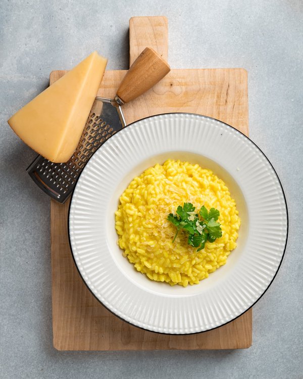 How to create a gourmet mushroom risotto with truffle oil and Parmigiano-Reggiano?